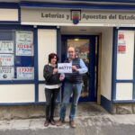 Loterías «José Luis» de Jaca celebra la alegría al repartir un décimo del tercer premio en el Sorteo del Niño
